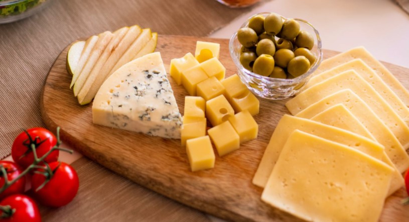 Insônia? O queijo pode ser seu aliado, diz especialista