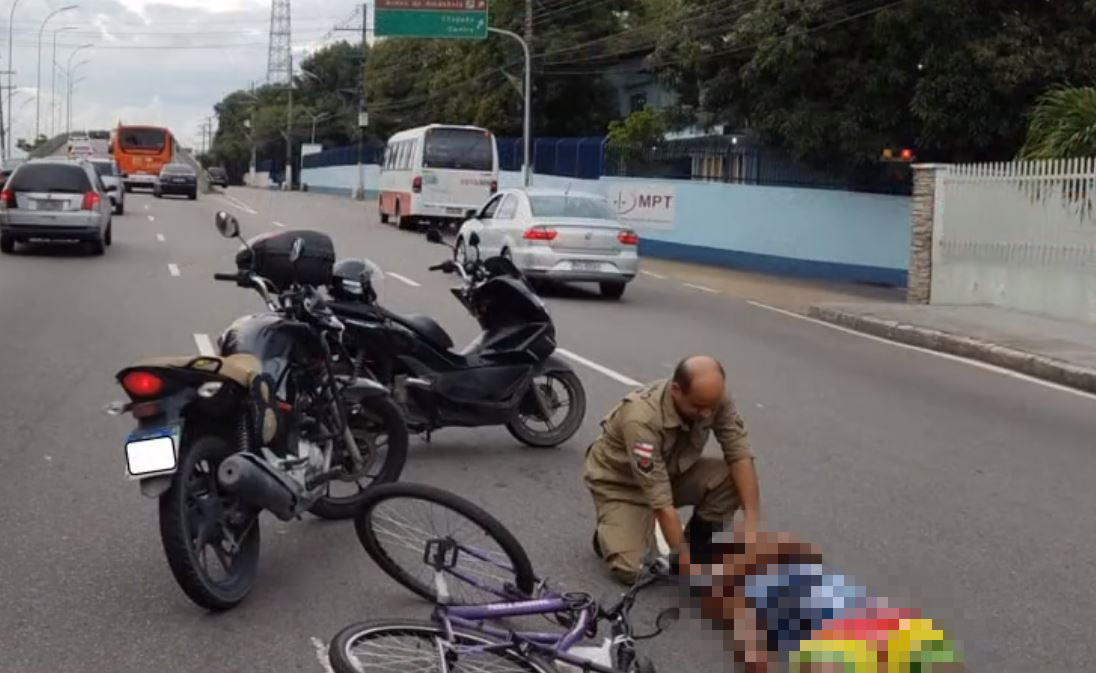 Ciclista é atropelado por motocicleta em avenida de Manaus