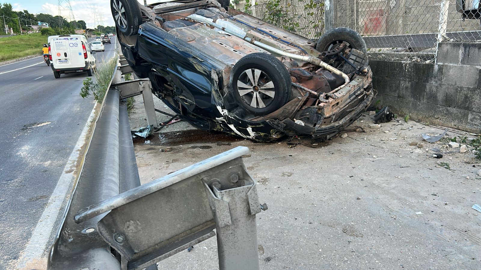 Carro capota ao tentar desviar de veículo na Avenidas das Torres