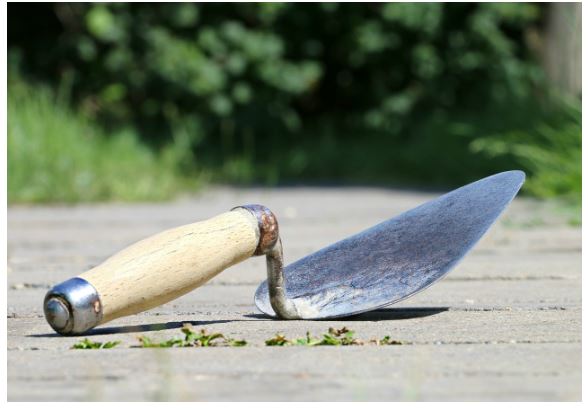 Dona de obra é condenada a indenizar pedreiro chamado de 'vagabundo'