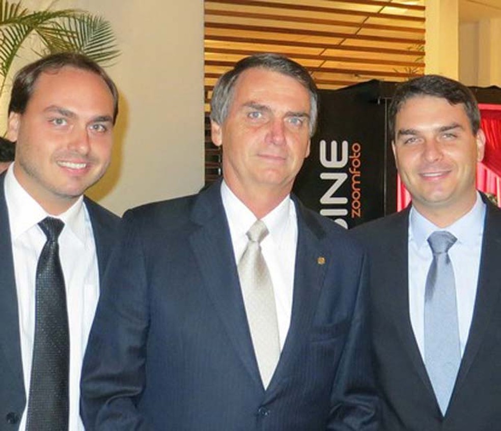 Bolsonaro e Carlos participaram de esquema das 'rachadinhas', diz site