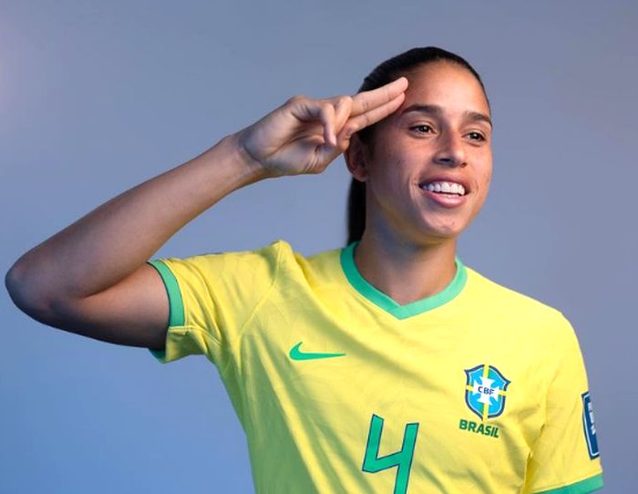 Zagueira da seleção brasileira é anunciada por time de Marta