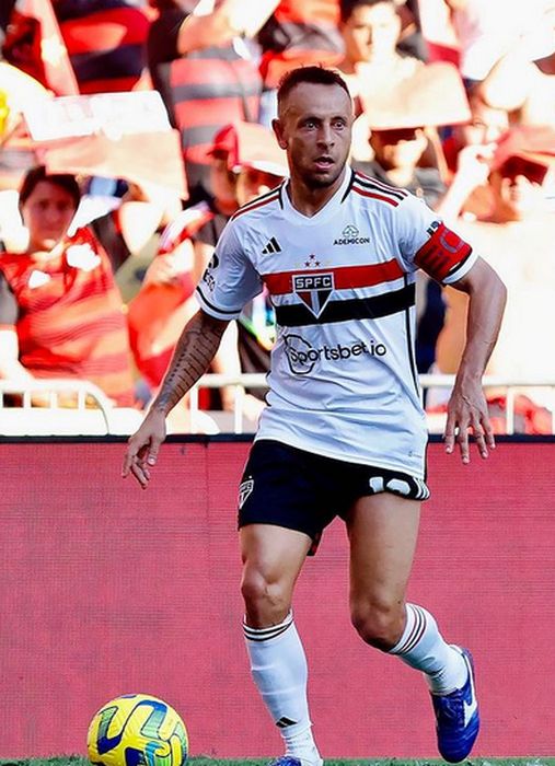 São Paulo se reúne com Rafinha, ouve planos e insiste por renovação