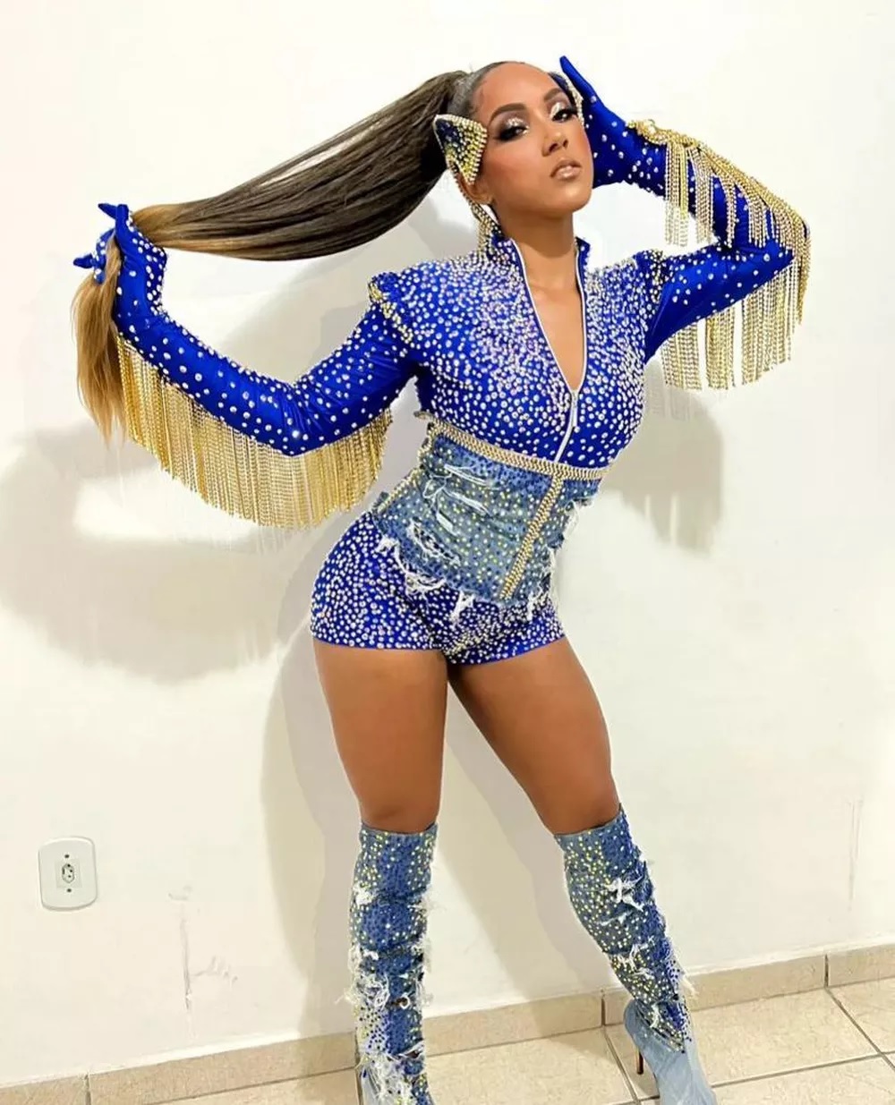 Após viralizar com vídeo de samba, Mayara Lima é coroada rainha da Tuiuti