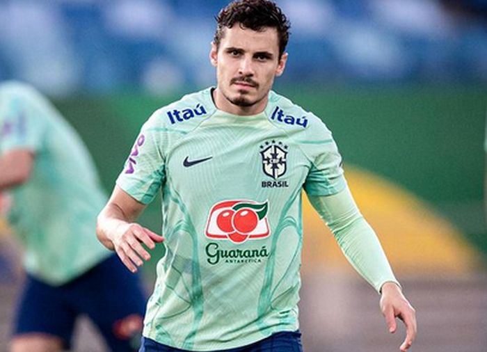 Raphael Veiga muda de posição e retoma destaque no Palmeiras