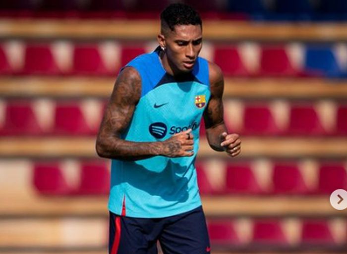 Barcelona e Manchester City empatam em amistoso com falha bizarra e pênalti no fim