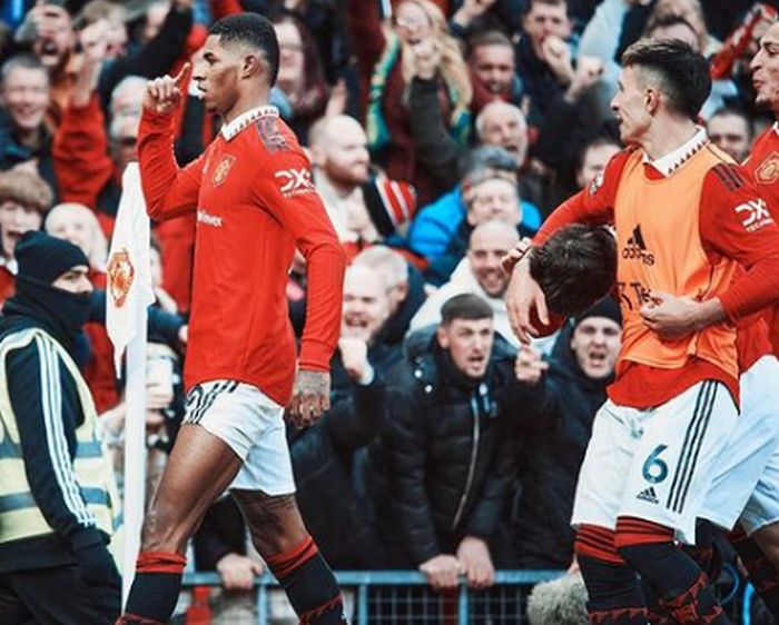 Rashford brilha, United vira sobre City e assume terceiro lugar do Inglês
