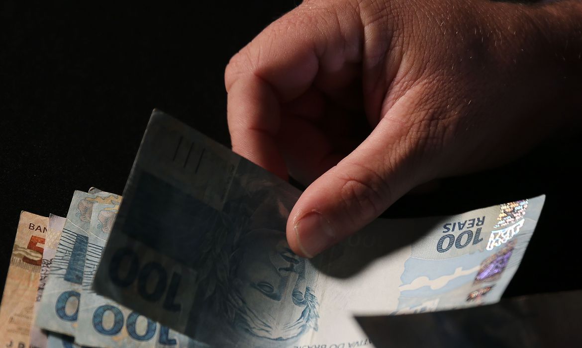 Crédito consignado: doze empresas estão suspensas por irregularidades