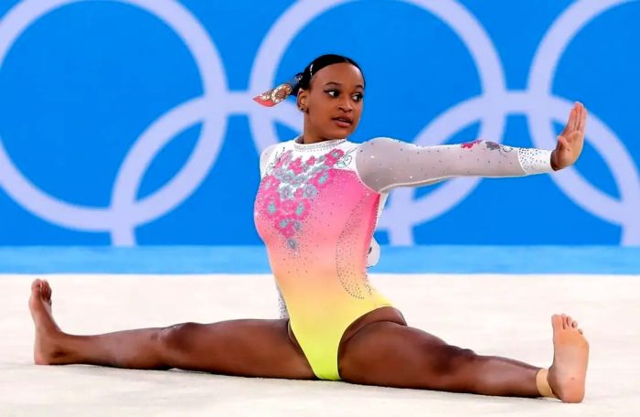 Campeã do mundo, Rebeca Andrade tem Simone Biles pela frente na luta pelo bi