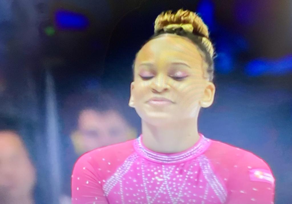 Rebeca aproveita queda de Biles e é bicampeã mundial do salto
