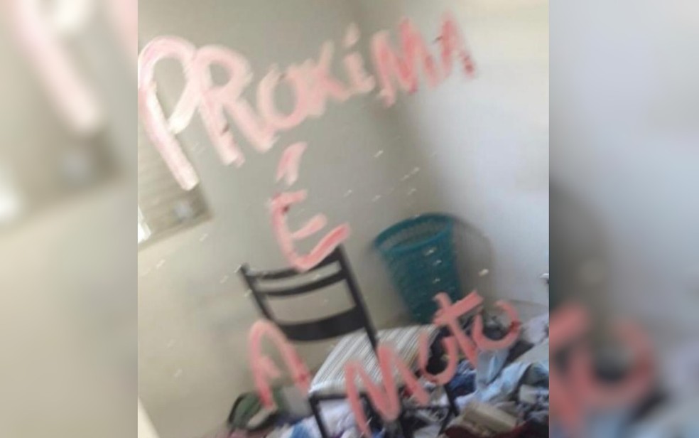 Ladrão abusado rouba R$ 1 mil de casa e deixa recado no espelho