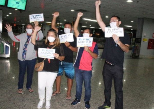 Emocionados, pacientes que venceram a covid retornam a Manaus 