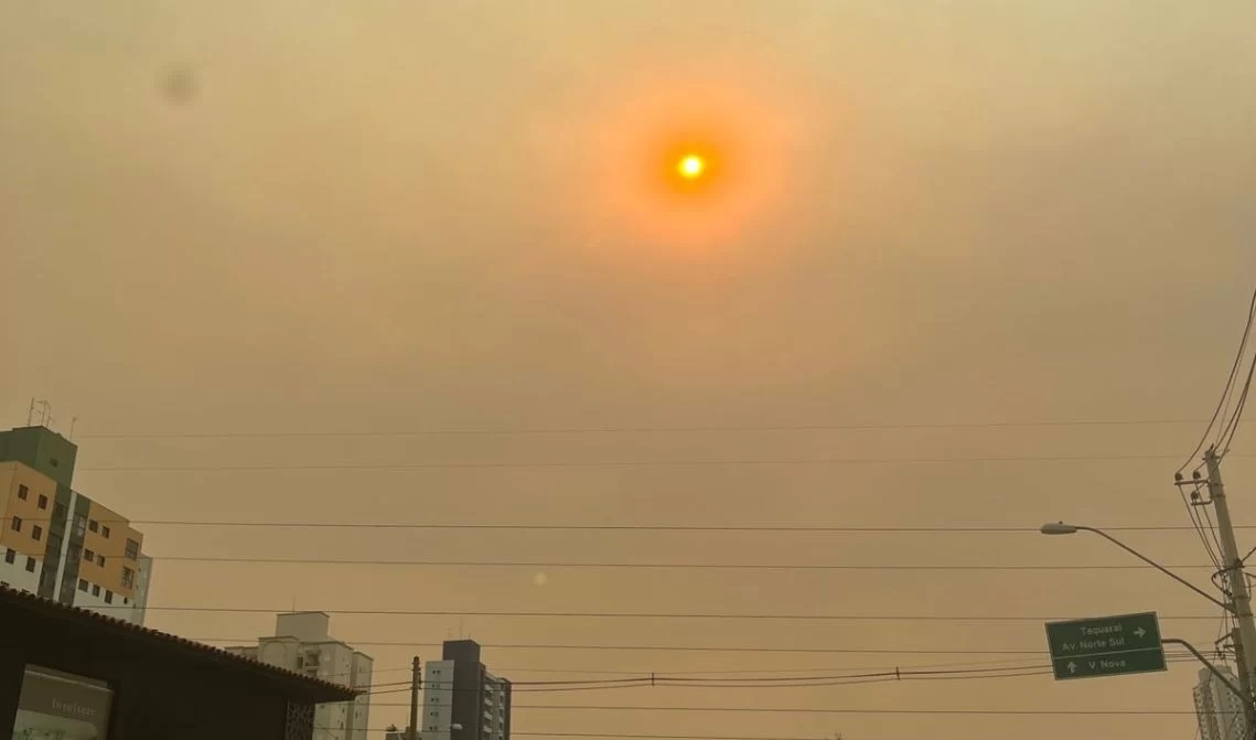 Fumaça de incêndios da amazônia e do interior do estado chegam a São Paulo e mudam cor do céu