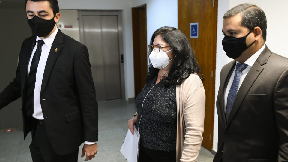 Servidora do Ministério da Saúde pede intervalo de 5 minutos na CPI