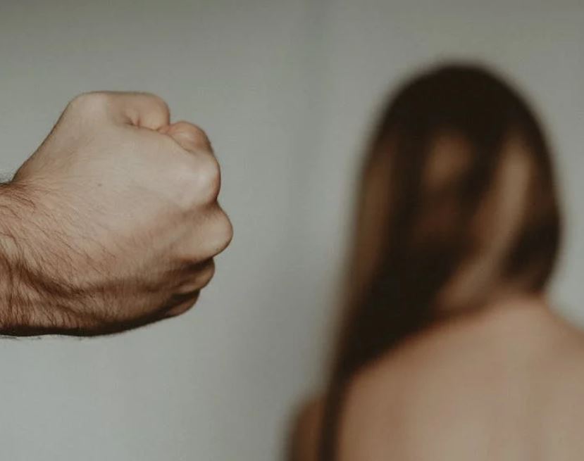 Armado com faca, homem invade casa e estupra ex-esposa em Manaus 