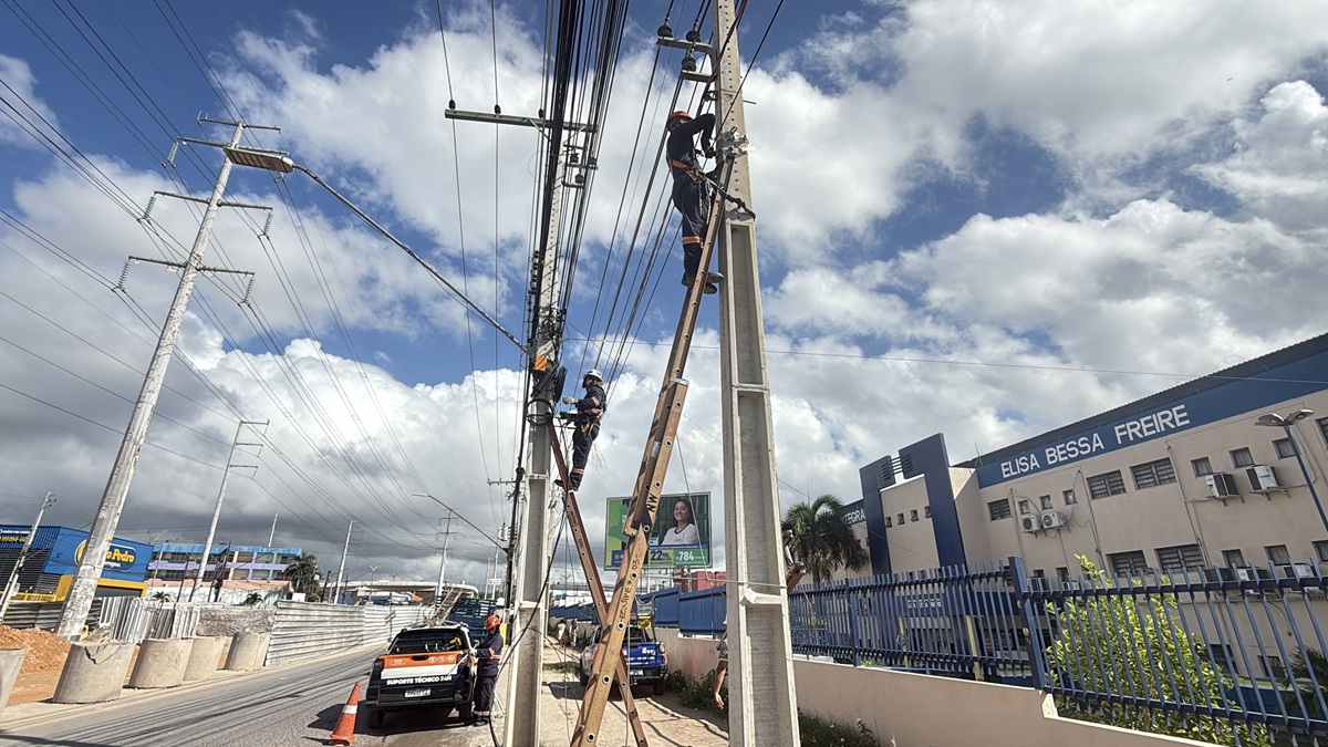 Postes de energia são remanejados durante obras do Complexo Viário Rei Pelé