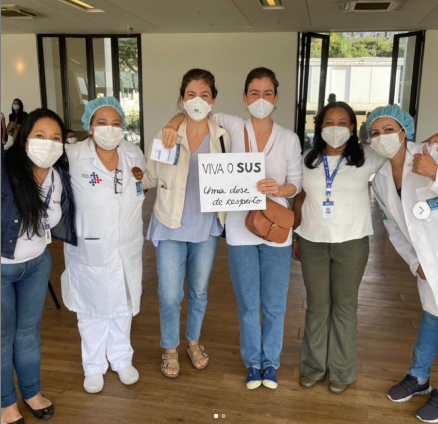 Renata Vasconcelos e irmã gêmea tomam vacina contra covid-19