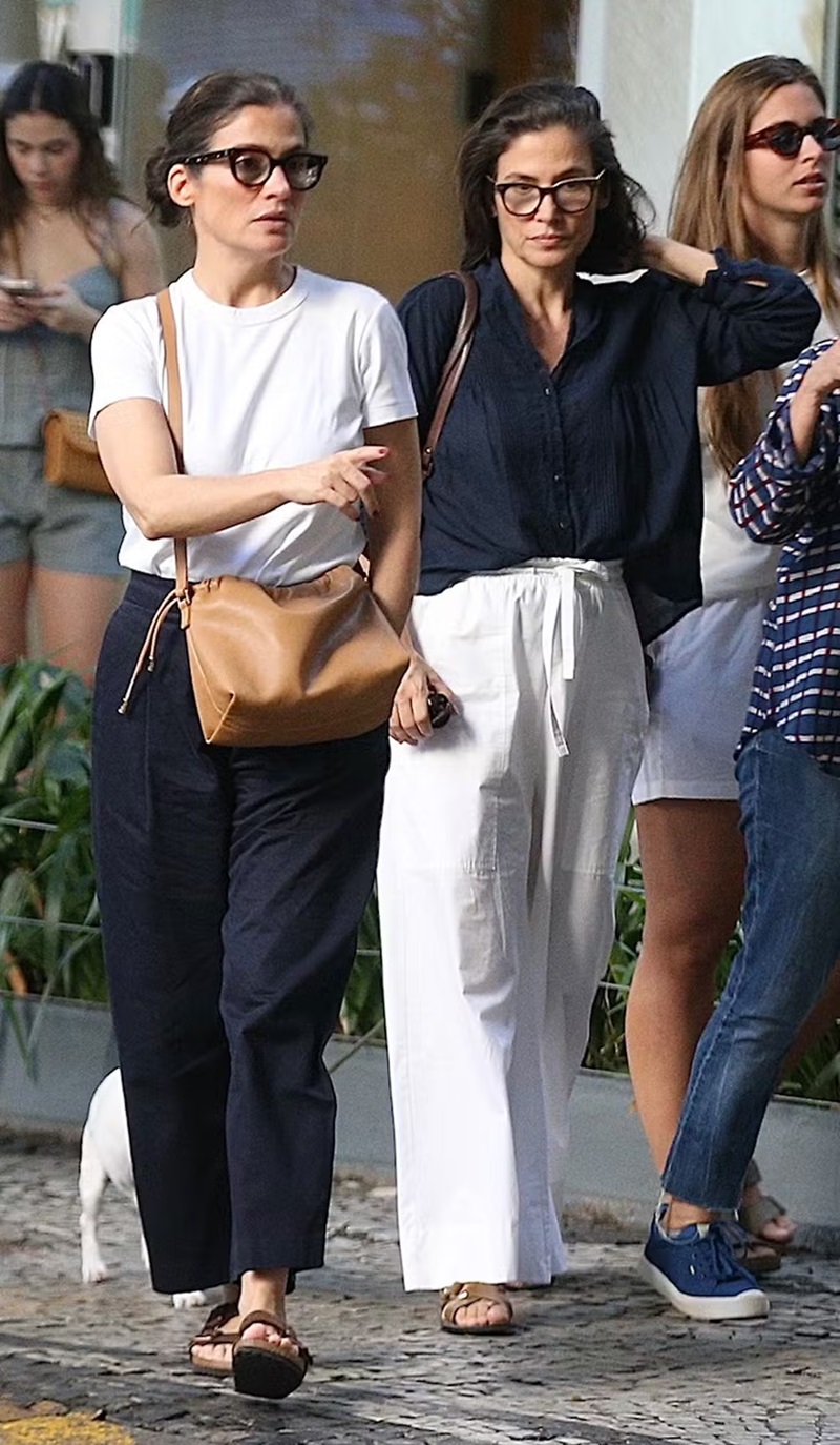 Renata Vasconcellos é clicada em passeio com a irmã gêmea no Rio