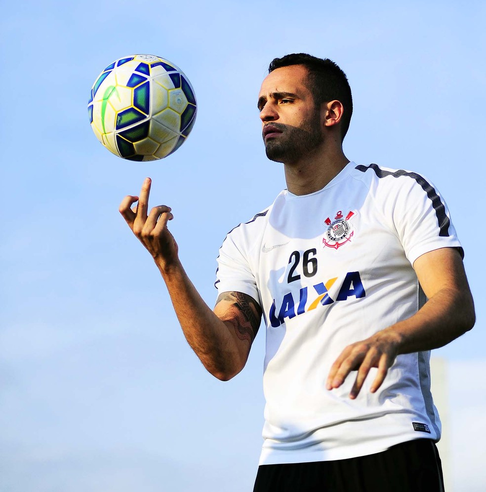 Corinthians anuncia retorno de Renato Augusto 