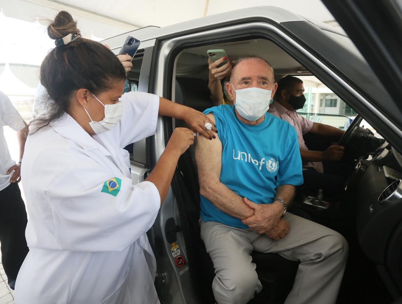 Aos 86, Renato Aragão é vacinado contra covid-19 