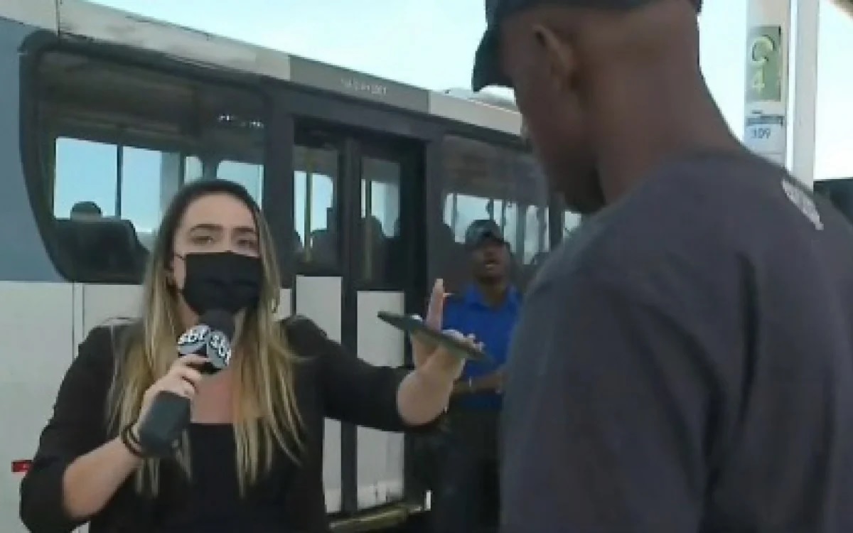 Repórter do SBT é intimidada por dois homens ao vivo; emissora reage