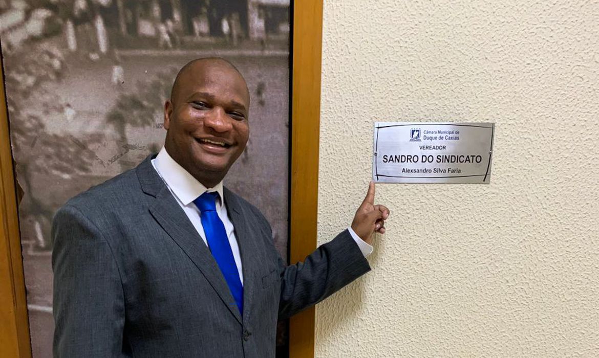 Vereador é assassinado a tiros de fuzil dentro de carro 