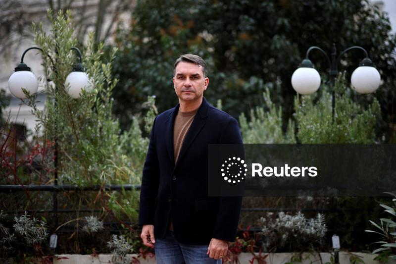 Flávio Bolsonaro diz que decisão sobre equipe econômica ainda vai demorar