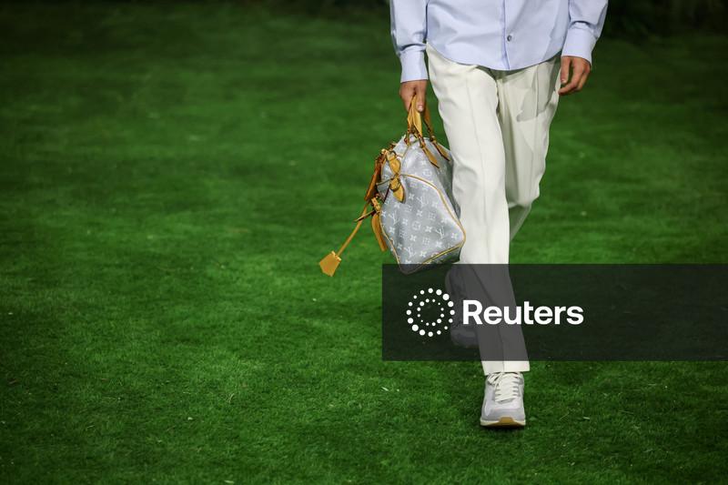 Ação da LVMH despenca após resultados lançarem dúvidas sobre recuperação do setor de luxo