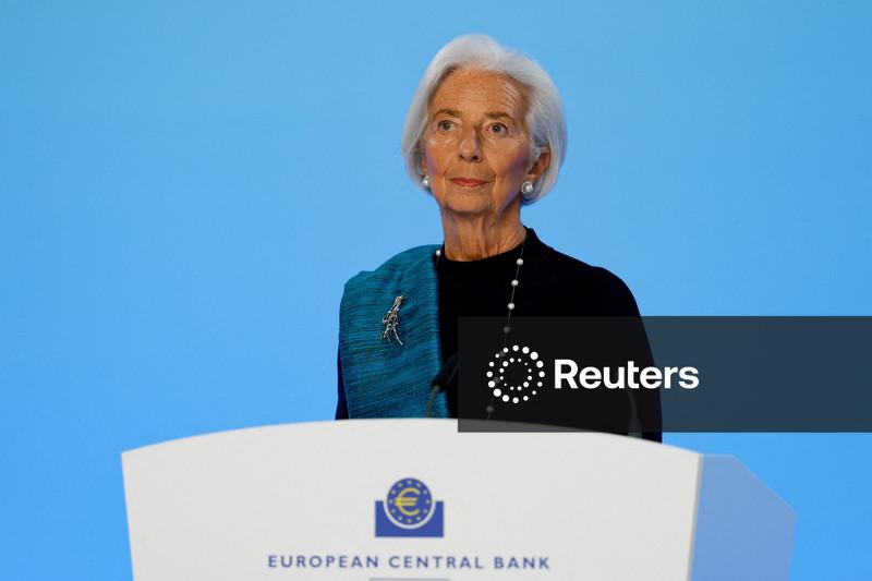 Autoridades do BCE preveem manutenção dos juros no próximo ano, mas corte não está fora de cogitação, dizem fontes