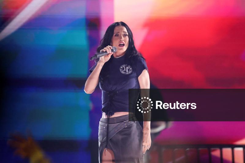 Katy Perry e outras celebridades pedem ação cidadã após mortes em Minnesota