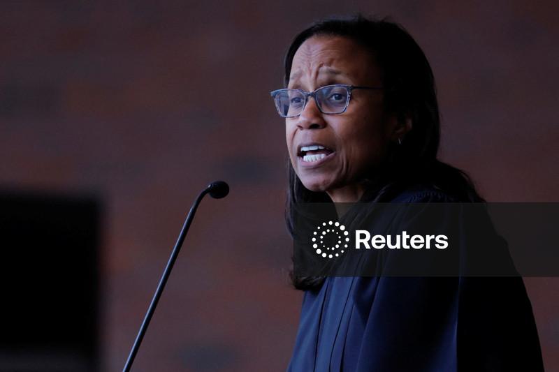 Juíza dos EUA questiona se governo Trump persegue estudante pró-palestina  da Tufts