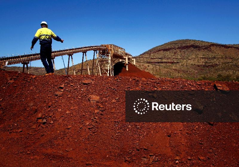 Minério de ferro cai com aumento dos embarques a partir do Brasil e da Austrália