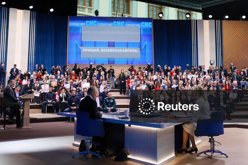 Mensagens sarcásticas, proposta de casamento e alienígenas -- bem-vindo à "linha direta" de Vladimir Putin