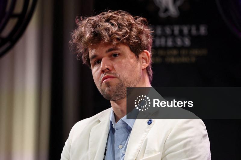 Irritado, Carlsen empurra câmera após perder o Campeonato Mundial de Blitz