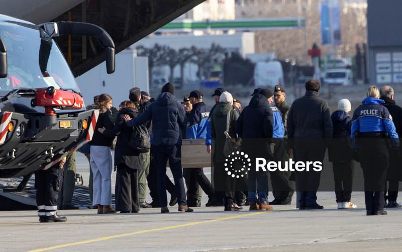 Aumenta pressão por respostas sobre incêndio em bar suíço após identificação das vítimas