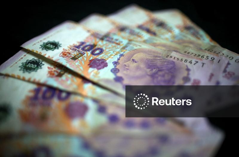 CORREÇÃO-Investidores pressionam Argentina por peso flexível em meio a preocupações com reservas e investimento estrangeiro