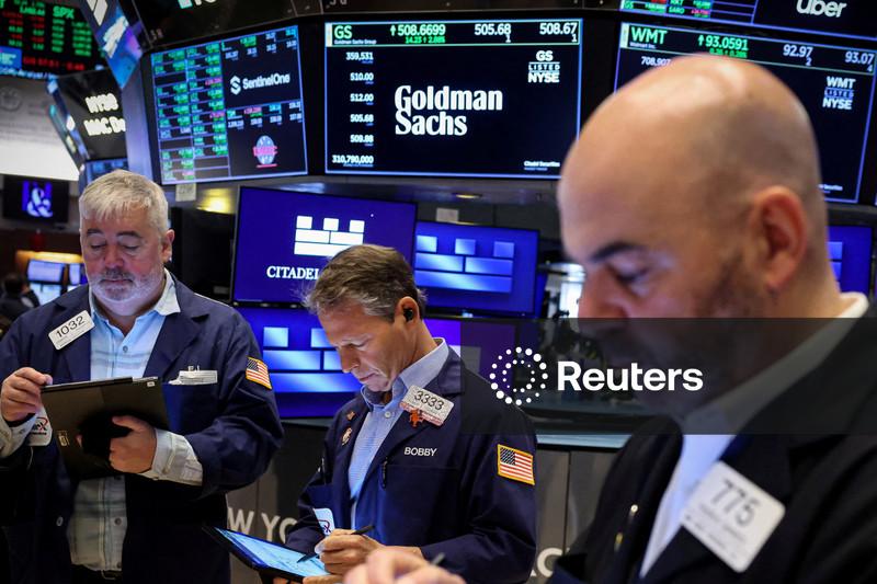 Wall Street tem desempenho misto com recuperação impulsionada por IA esfriando e foco em dados de emprego