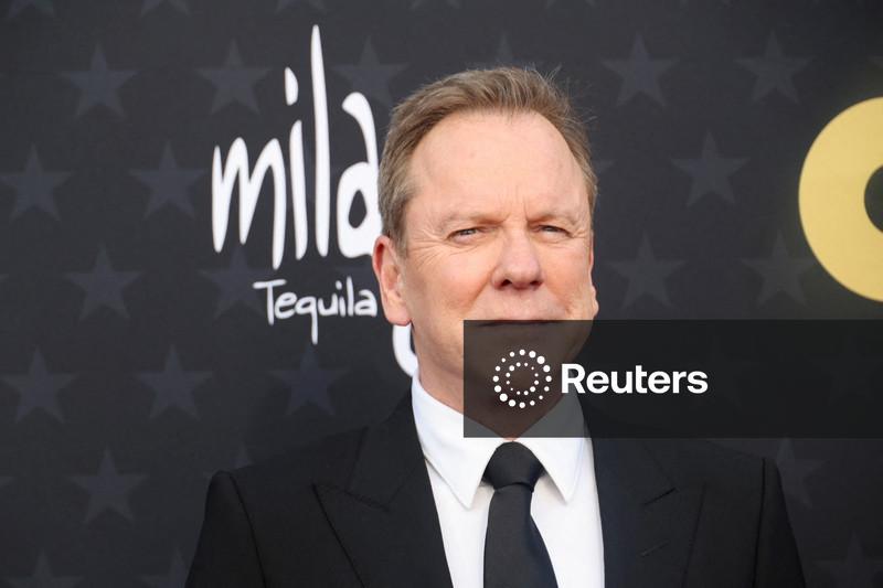 Ator Kiefer Sutherland ganha brilho natalino no filme "Tinsel Town"