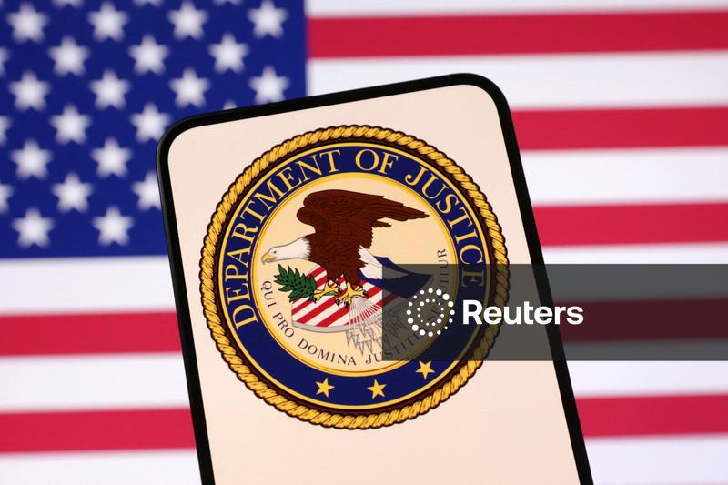 Ilustração mostra logo do Departamento de Justiça e bandeira dos EUA