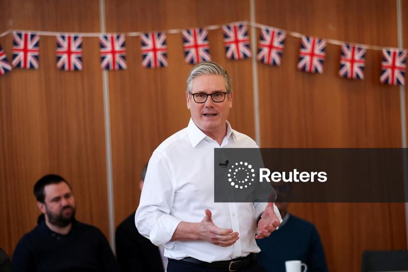 Após dia difícil, premiê do Reino Unido promete nunca abandonar seu cargo