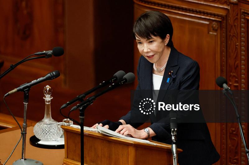 Primeira-ministra do Japão abandona austeridade e tranquiliza mercados com promessa fiscal
