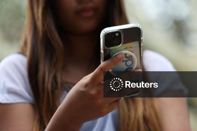 "Este é o fim": Adolescentes australianos lamentam perda da mídia social com início da proibição