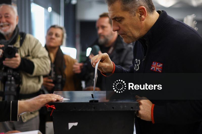 Socialista e candidato de extrema direita vão para 2º turno da eleição presidencial em Portugal