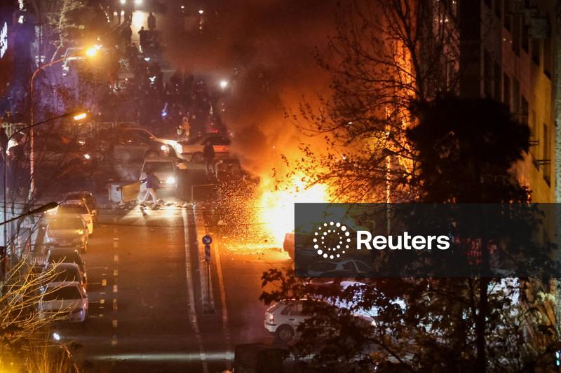 Líder do Irã acusa Trump de incitar protestos mortais