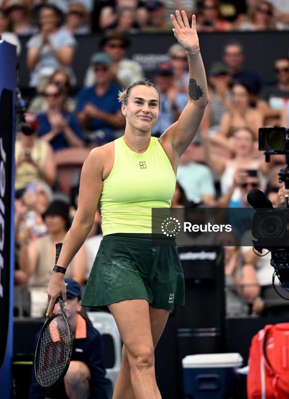 Sabalenka retorna à final de Brisbane e enfrenta Kostyuk pelo título