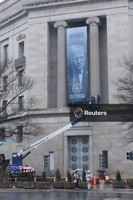 Faixa com imagem de Trump é colocada em frente ao Departamento de Justiça dos EUA