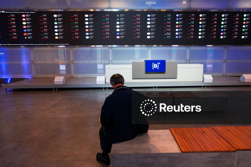 Ibovespa opera em leve queda com política no radar em dia de liquidez reduzida