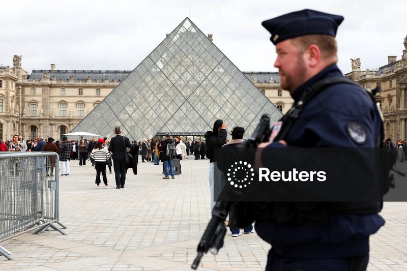 Museu do Louvre adicionará 100 câmeras externas até 2026 após assalto expor falhas de segurança