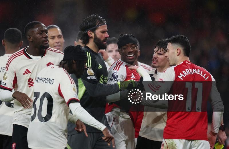 Martinelli pede desculpas após empurrar adversário lesionado em partida entre Arsenal e Liverpool