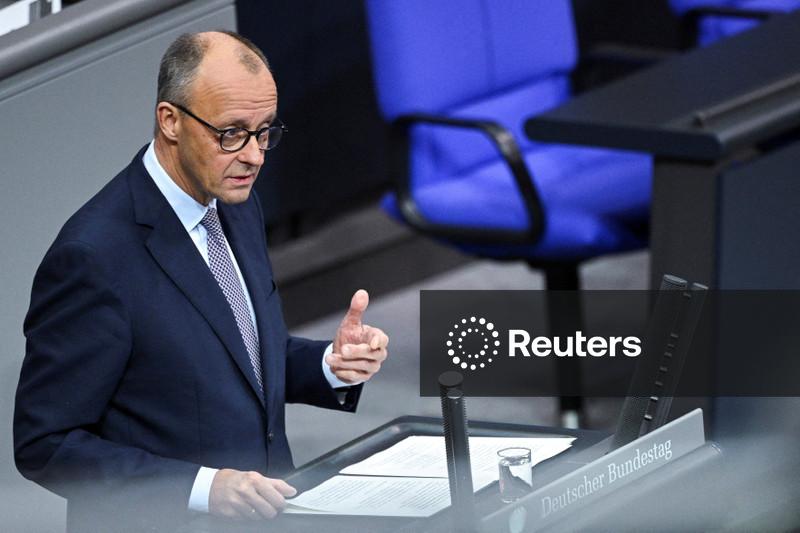 Merz, da Alemanha, pede que UE flexibilize proibição de motores a combustão em 2035